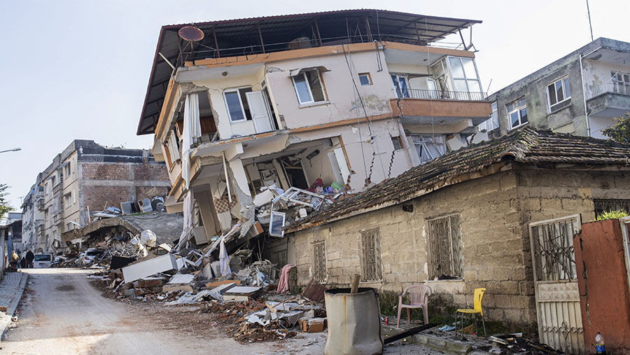 Blok apartemen runtuh di atas bangunan tempat tinggal yang hancur akibat gempa di Hatay, Turki, Rabu (8/2/2023). (Cansu Yildirann/Bloomberg)
