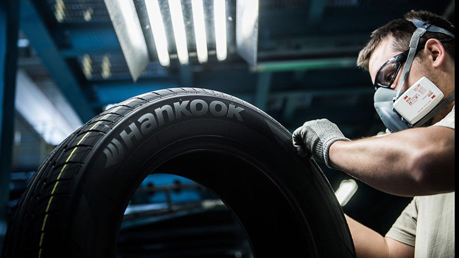 Karyawan memeriksa ban mobil yang baru diproduksi di pabrik manufaktur Hankook Tire Co. Ltd. di Racalmas, Hungaria. (Akos Stiller/Bloomberg)