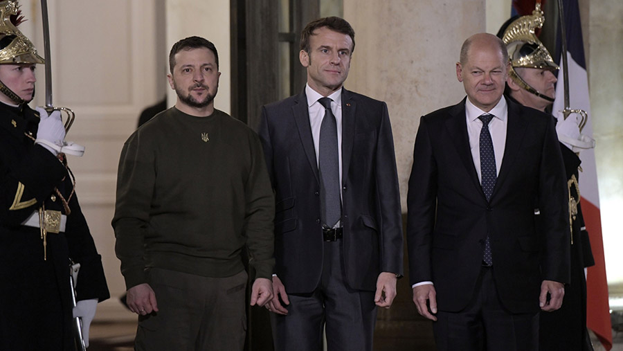 Kiri-kanan: Presiden Ukraina, Volodymyr Zelenskiy, Presiden Prancis, Emmanuel Macron dan Kanselir Jerman, Olaf Scholz. (Nathan Laine/Bloomberg)