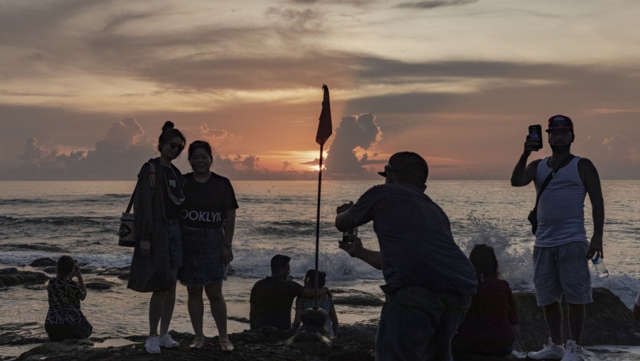 Wisatawan mengunjungi pantai di Pulau Bali (Nyimas Laula/Bloomberg)