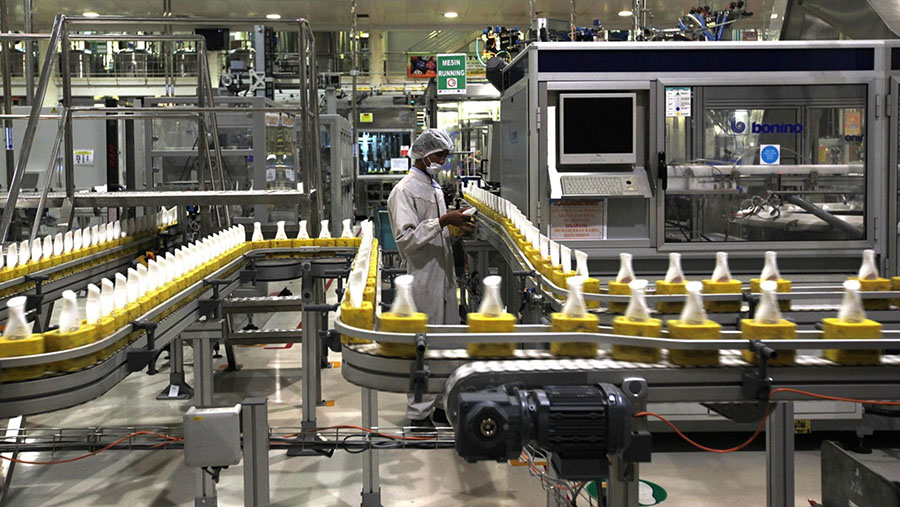 Botol Produk perawatan kulit Citra Unilever NV di sepanjang lini produksi di pabrik perusahaan di Cikarang, Rabu (14/11/2012). (Dadang Tri/Bloomberg)