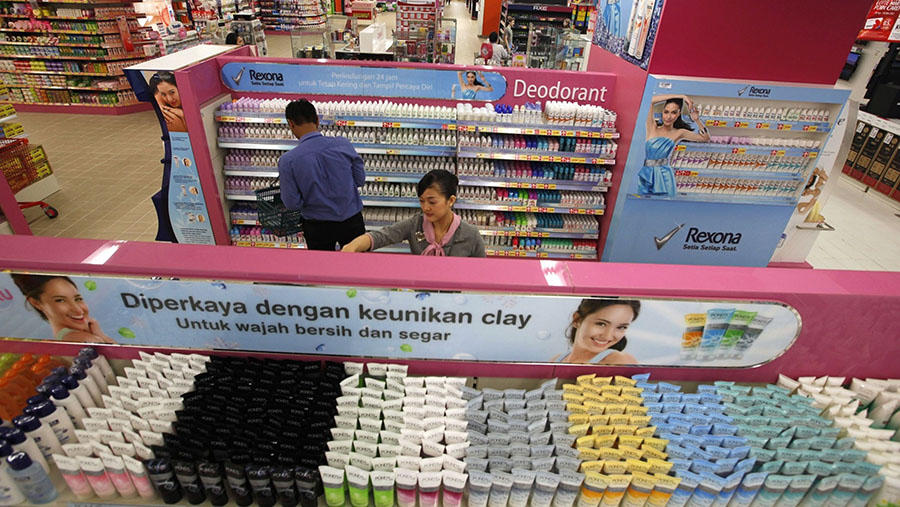 Produk perawatan Unilever NV Pond's dan Rexona ditampilkan untuk dijual di Jakarta, Indonesia, Rabu (14/11/2012). (Dadang Tri/Bloomberg)