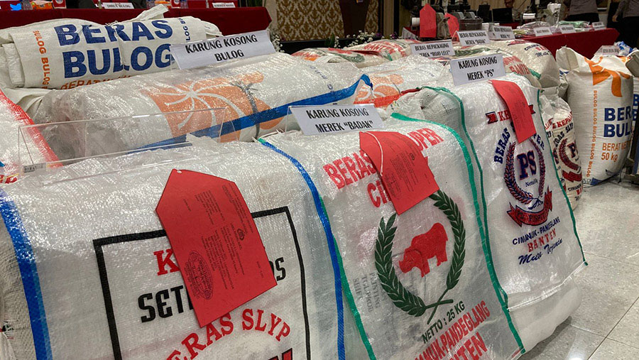 Barang bukti penyimpangan distribusi Cadangan Beras Pemerintah atau beras Bulog di Polda Banten Jumat (10/2/2023). (Bloomberg Technoz/ Rezha Hadyan)