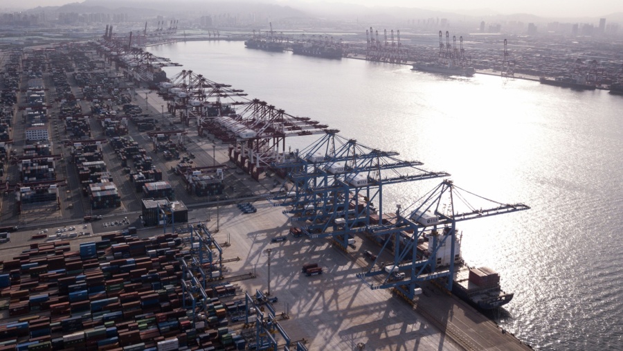 Ilustrasi Pelabuhan Qingdao, China (Sumber: Bloomberg)