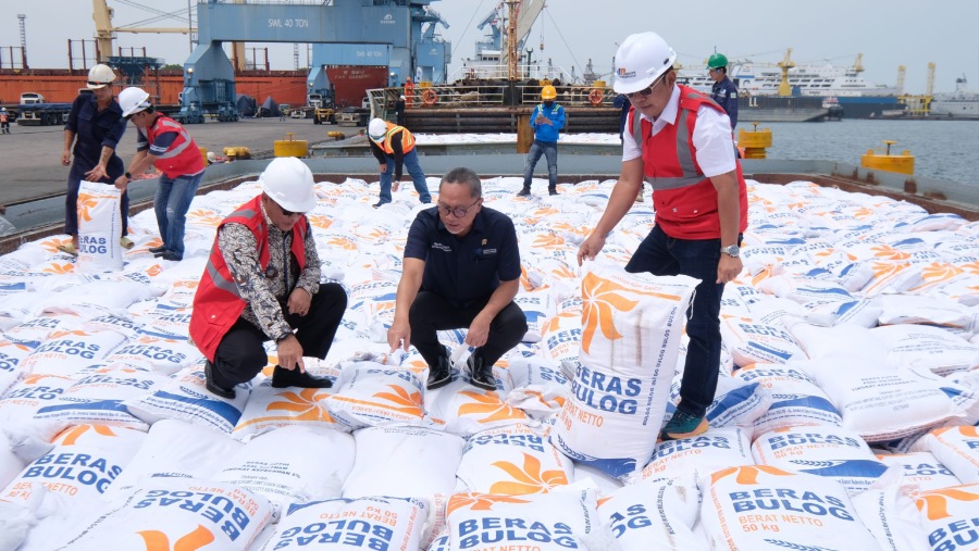 Pengecekan beras impor dalam rangka menjamin stabilitas harga (Dok Bulog)