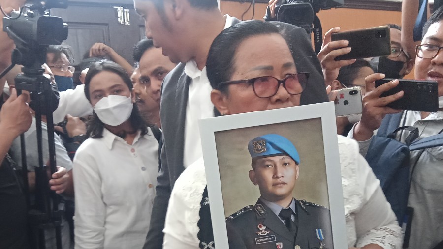 Ibunda Almarhum Brigadir Nofriansyah Yosua Hutabarat, Rosty Simanjuntak menghadiri Sidang Putusan Ferdy Sambo di PN Jaksel, Senin (13/2/2023).