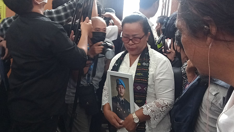 Rosty Simanjuntak, Ibunda Brigadir J sedang memegang foto mendiang almarhum anaknya. (Bloomberg Technoz/ Sultan Ibnu Affan)