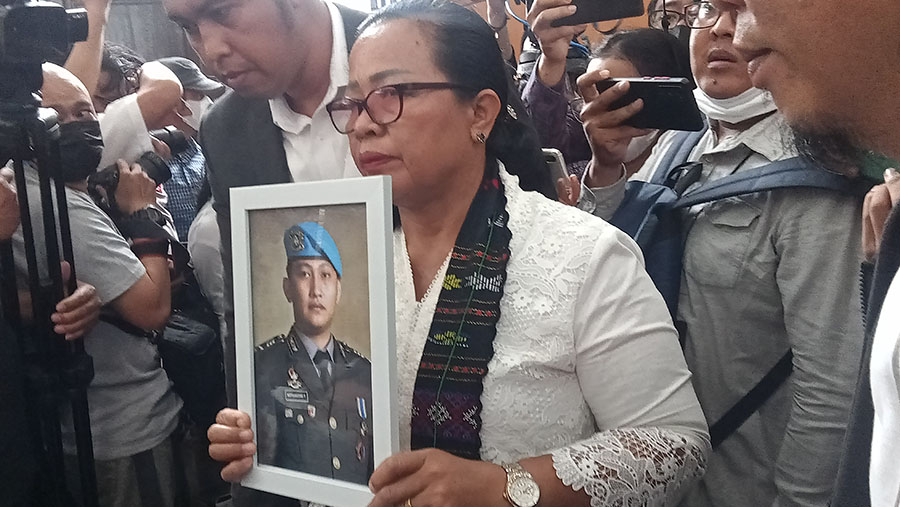 Rosty Simanjuntak, Ibunda Brigadir J sedang memegang foto mendiang almarhum anaknya. (Bloomberg Technoz/ Sultan Ibnu Affan)