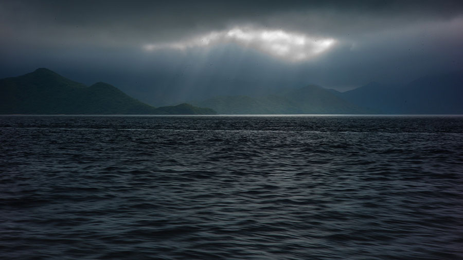 Awan gelap di atas Laut Cina Selatan. (Billy H.C. Kwok/Bloomberg)
