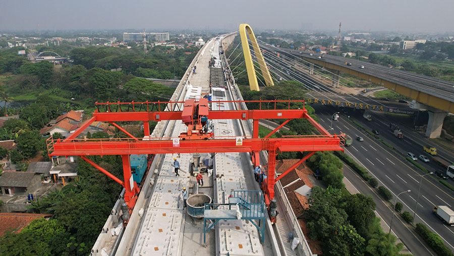 Pembangunan jalur kereta cepat Jakarta- Bandung di Cikarang, Jawa Barat. (Dimas Ardian/Bloomberg)
)