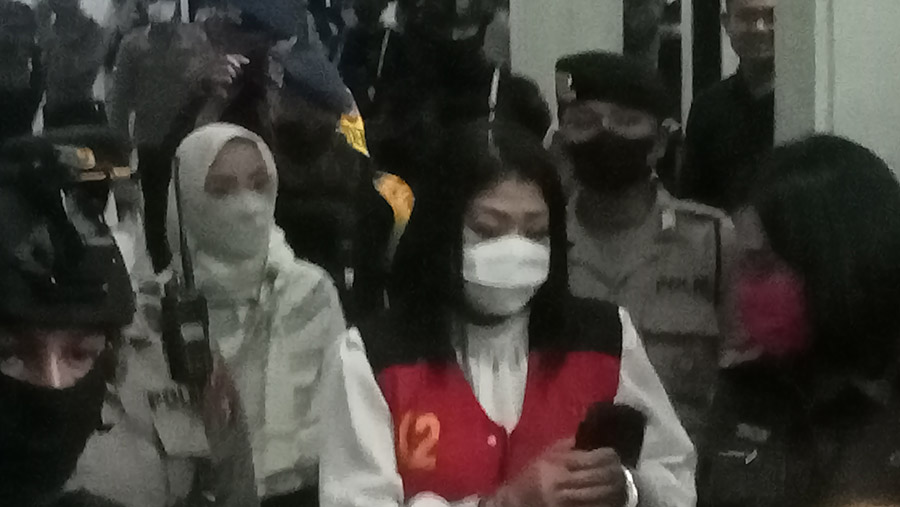Terdakwa Putri Candrawathi usai menjalani sidang vonis di Pengadilan Negeri Jakarta Selatan, Senin (13/2/2023). (Bloomberg Technoz/ Sultan Ibnu Affan)