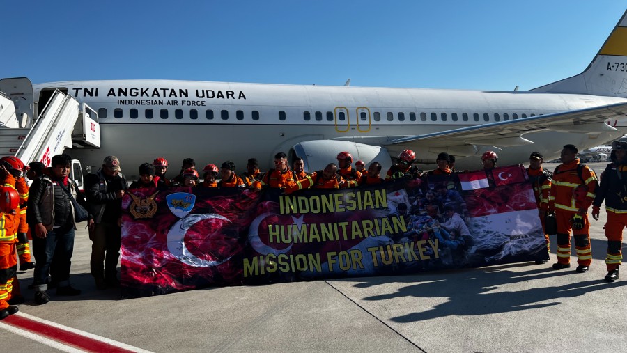 Tim evakuasi tahap dua RI tiba di Bandara Adana, Provinsi Hatay, Turki, Minggu (12/2/2023). (Dok. KBRI Ankara)