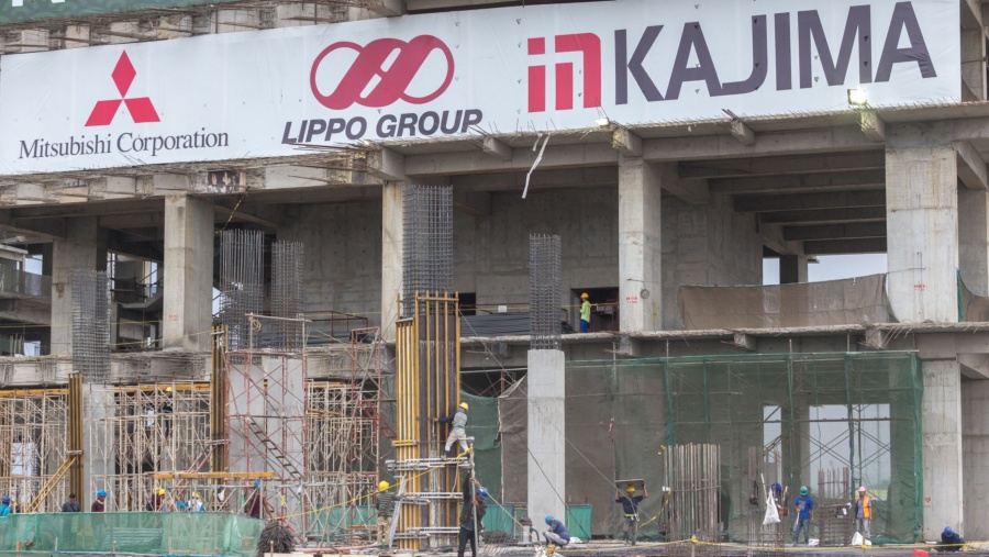 Proses pembangunan apartemen Meikarta yang jadi salah satu proyek Lippo Group, di Bekasi, Jawa Barat. (Graham Crouch/Bloomberg)