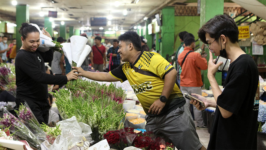 Kenaikan tersebut dikarenakan susahnya mencari bunga berwarna merah tersebut karena tingginya permintaan. (Bloomberg Technoz/Andrean Kristianto)