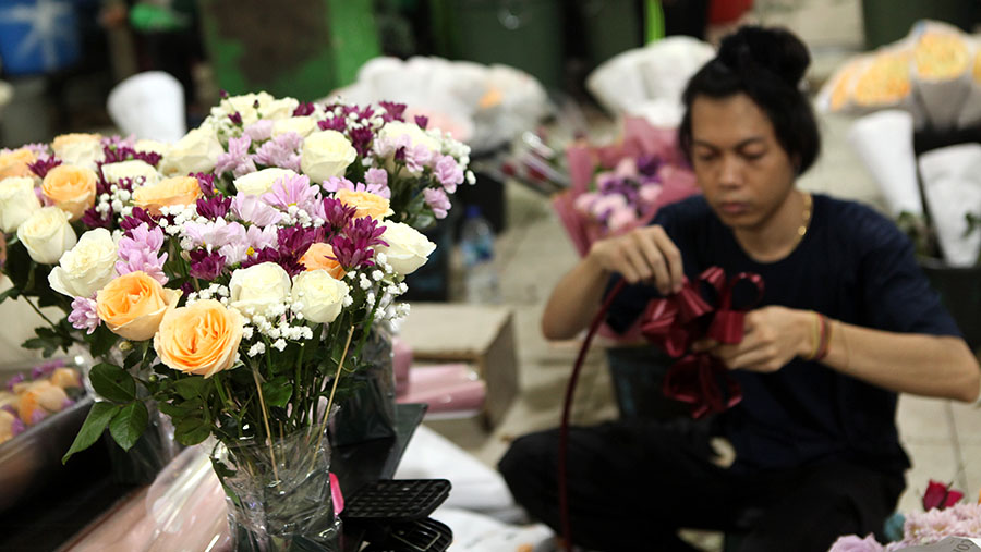 Berbagai macam bunga diperjual belikan di pasar ini, namun mawar merah yang menjadi incaran para pembeli. (Bloomberg Technoz/Andrean Kristianto)