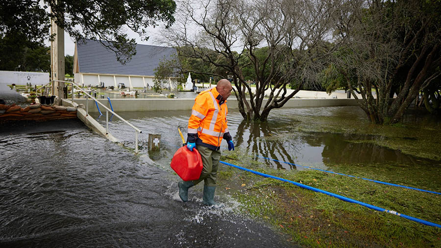 Gabrielle menyebabkan puluhan ribu perjalanan terganggu akibat banjir dan tanah longsor, menebang pohon dan tiang listrik. (Brendon O'Hagan/Bloomberg)