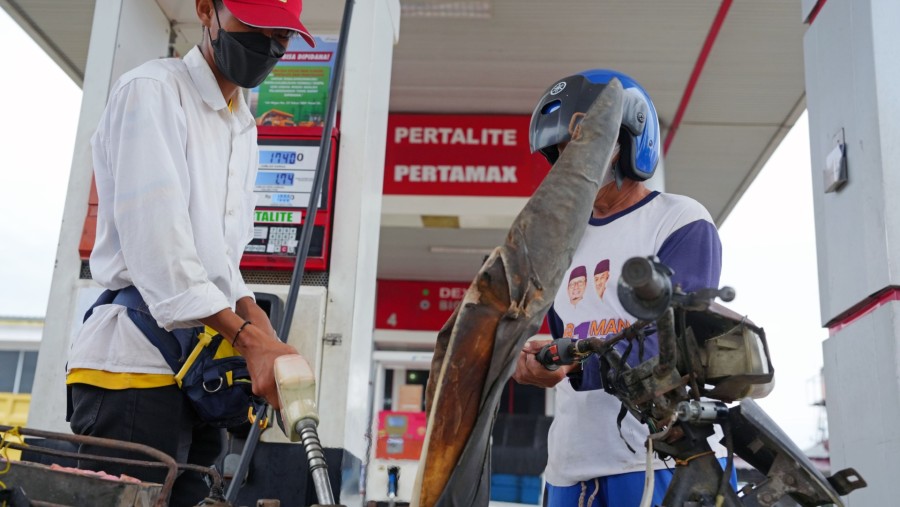 Ilustrasi pengendara mengisi BBM di SPBU Pertamina. (Dimas Ardian/Bloomberg)