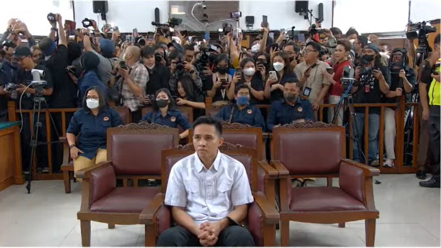 Richard Eliezer Pudihang Lumiu alias Bharada E menjelang vonis oleh Majelis Hakim di PN Jaksel, Rabu (14/2/2023). (Tangkapan Layar YouTube PN Jaksel)