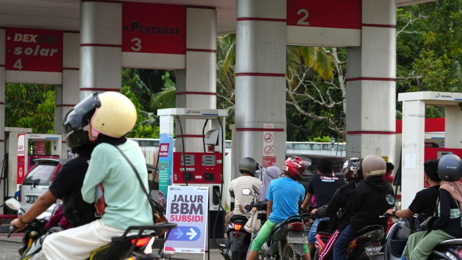 Pemotor memadati SPBU Pertamina di Pangkal Pinang untuk mengisi BBM (Dimas Ardian/Bloomberg)