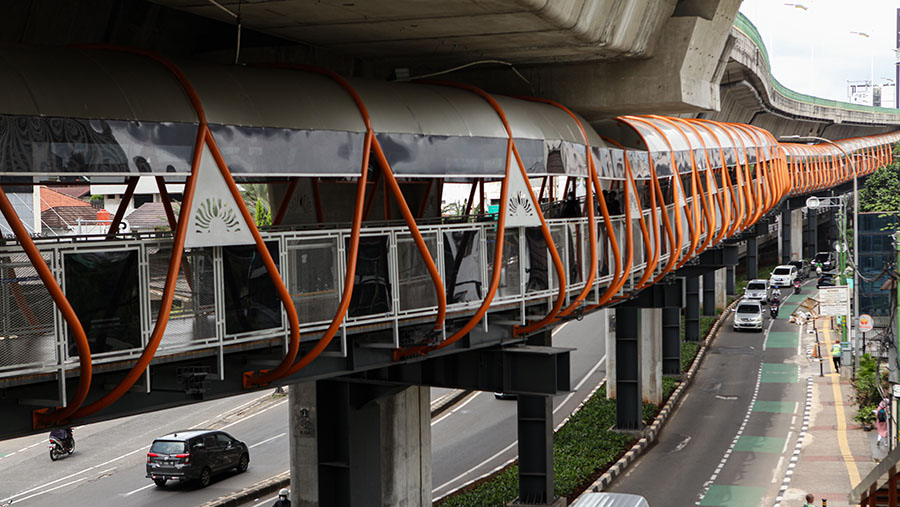 Skywalk Kebayoran Lama ini mempermudah bagi pengguna moda transportasi KRL serta halte TransJakarta. (Bloomberg Technoz/ Andrean Kristianto)