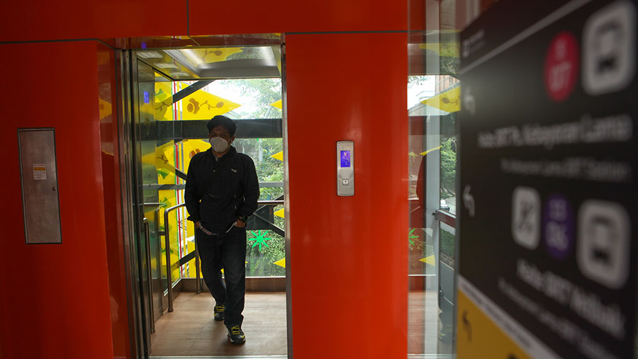 Selain itu Skywalk ini dilengkapi tiga buah lift berkapasitas satu ton yang mampu melayani 8-10 orang. (Bloomberg Technoz/ Andrean Kristianto)