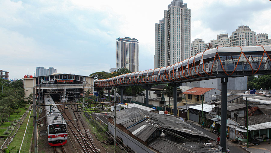 Kereta commuter line (KRL) melintas di Kebayoran Lama, Jakarta, Selasa (15/2/2023). (Bloomberg Technoz/ Andrean Kristianto)