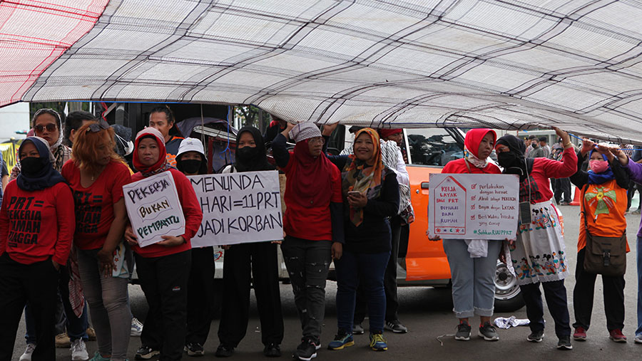 Mereka datang untuk DPR untuk segera mengesahkan RUU PPRT untuk melindungi HAM para pekerja rumah tangga. (Bloomberg Technoz/ Andrean Kristianto)