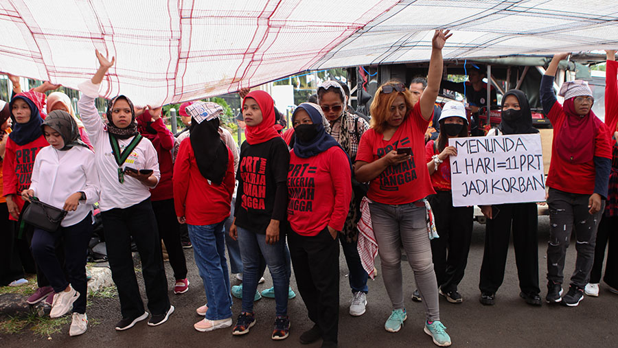 Aksi demo tersebut dalam rangka mempringati Hari Pekerja Rumah Tangga. (Bloomberg Technoz/ Andrean Kristianto)