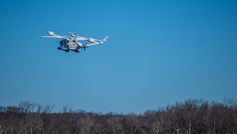 Pesawat taksi terbang BETA ALIA-250 EVA electric uji terbang di Westchester County Airport, AS, Selasa (14/2/2023). (Tiffany Hagler-Geard/Bloomberg)