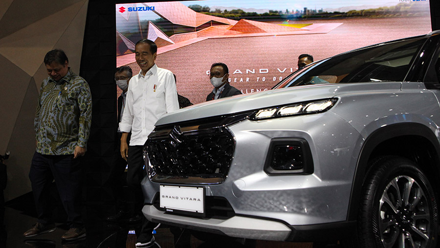 Presiden Joko Widodo (Jokowi) mengunjungi booth pameran IIMS 2023 di JIExpo Kemayoran, Kamis (16/2/2023). (Bloomberg Technoz/ Andrean Kristianto)
