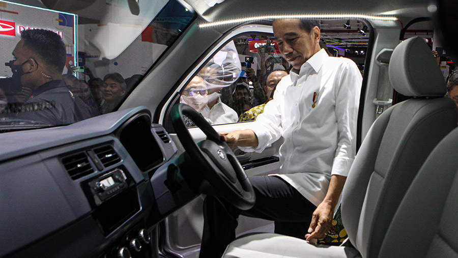 Saat mengunjui stan Esemka Jokowi sempat masuk kedalam mobil listrik Bima EV. (Bloomberg Technoz/ Andrean Kristianto)