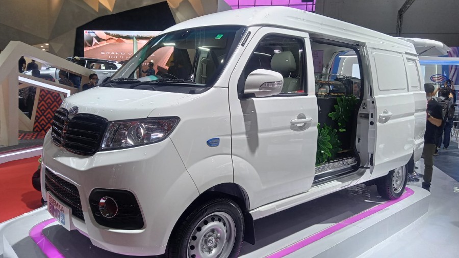 Mobil listrik Esemka, Bima EV Pasengger Van dalam pameran IIMS 2023. (Bloomberg Technoz/Sultan Ibnu Affan)