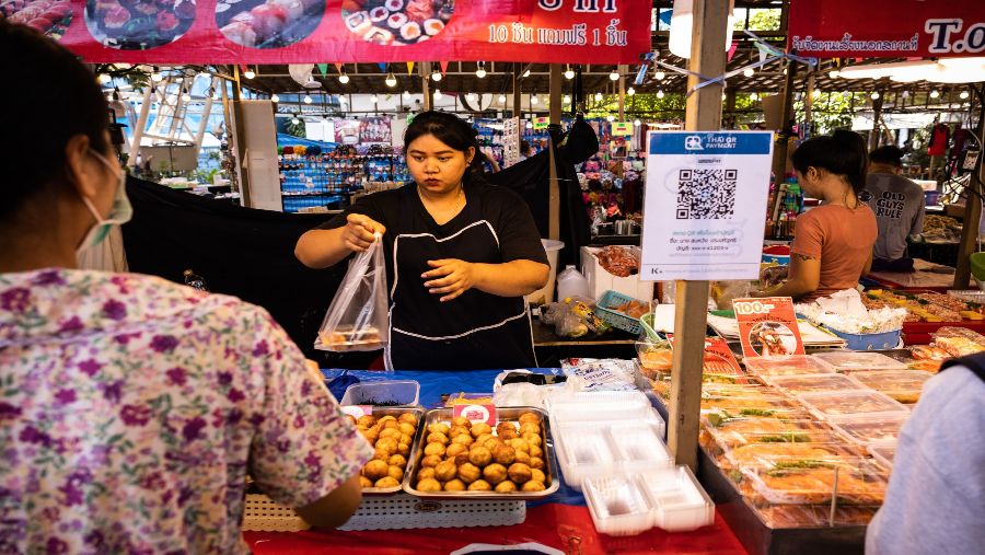 Seorang pedagang melayani pembeli di Bangkok, Thailand (Andre Malerba/Bloomberg)