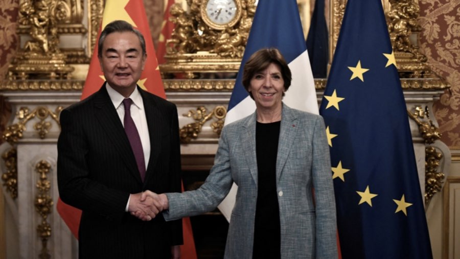 Diplomat tinggi China Wang Yi dan Menlu Prancis Catherine Colonna (Sumber: Bloomberg)