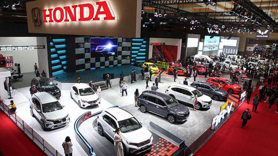 Pengunjung mengamati mobil Honda dalam pameran IIMS 2023 di JIExpo Kemayoran, Jakarta, Kamis (16/2/2023). (Bloomberg Technoz/ Andrean Kristianto)