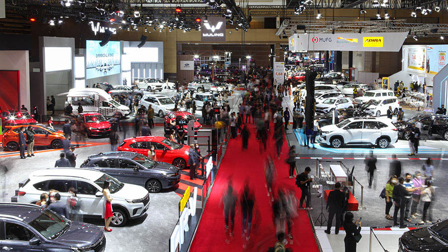 Pengunjung mengamati mobil dalam pameran IIMS 2023 di JIExpo Kemayoran, Jakarta Pusat, Kamis (16/2/2023). (Bloomberg Technoz/ Andrean Kristianto)