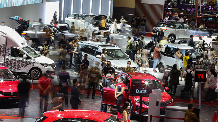 Pengunjung mengamati mobil dalam pameran IIMS 2023 di JIExpo Kemayoran, Jakarta Pusat, Kamis (16/2/2023). (Bloomberg Technoz/ Andrean Kristianto)