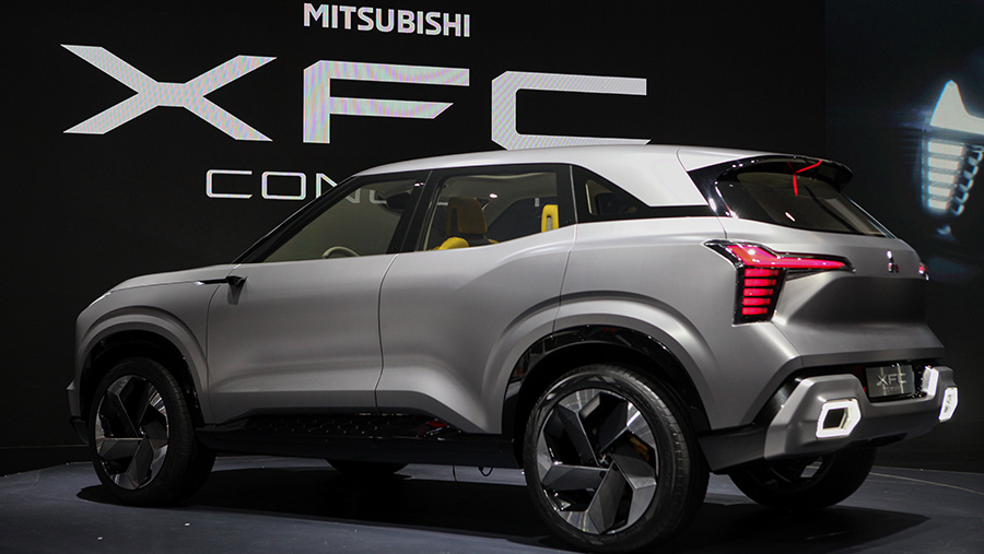 Mitsubishi memperkenalkan calon mobil barunya berkategori Sport Utility Vehicle (SUV). (Bloomberg Technoz/ Andrean Kristianto)