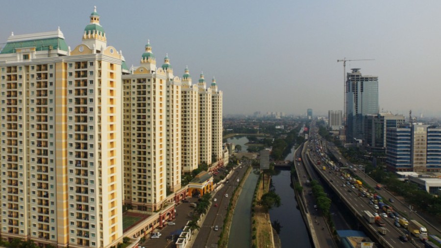 Lalu lintas di sekitar area apartment di Jakarta (Dimas Ardian/Bloomberg)
