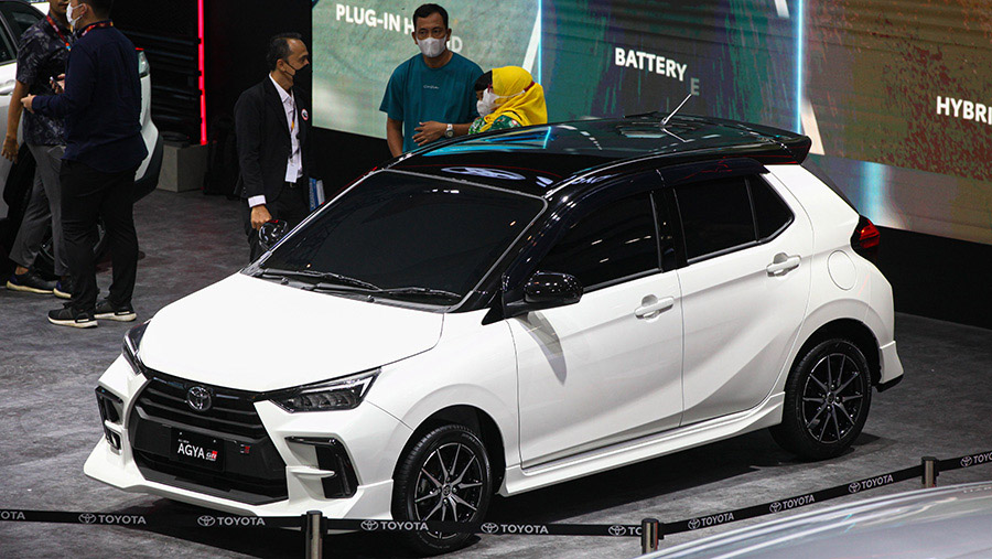 Pengunjung melihat mobil Toyota Agya GR saat pameran IIMS 2023 di JIExpo, Jakarta, Kamis (16/2/2023). (Bloomberg Technoz/ Andrean Kristianto)