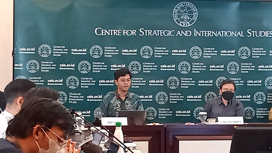 Peneliti Departemen Politik dan Perubahan Sosial Center for Strategy and International Studies (CSIS), Alif Satria (kiri). (Sultan Ibnu Affan)