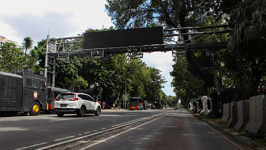 Kendaraan melintas di bawah Alat Sistem Jalan Berbayar Elektronik (ERP) di Jakarta, Senin (20/2/2023). (Bloomberg Technnoz/Andrean Kristianto)