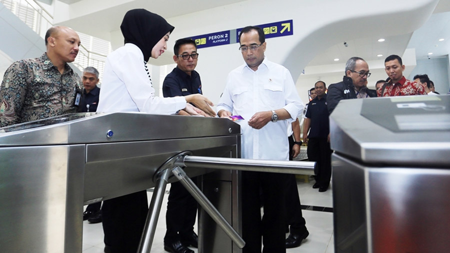 Menteri Perhubungan Budi Karya Sumadi mencoba sistem tiket LRT Sumatera Selatan. (Dok. KAI)