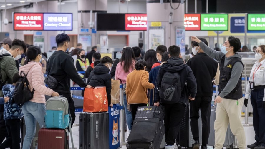 Wisatawan di area kontrol perbatasan Lok Ma Chau, Hong Kong, 20 Januari 2023. (Sumber: Bloomberg)