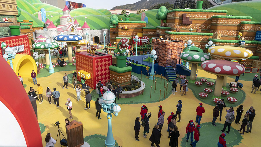 Pengunjung taman hiburan Super Nintendo World di Universal Studios Hollywood di Universal City, California, AS, Kamis (16/2/2023). (Kyle Grillot/Bloom