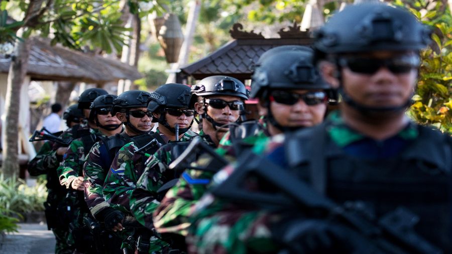 Pasukan TNI berpatroli mengamankan pertemuan IMF-World Bank di Bali (SeongJoon Cho/Bloomberg)