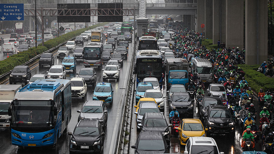 Sejumlah kendaraan mengatre akibat kemacetan di kawasan Gatot Subroto, Selasa (21/2/2023). (Bloomberg Technoz/ Andrean Kristianto)