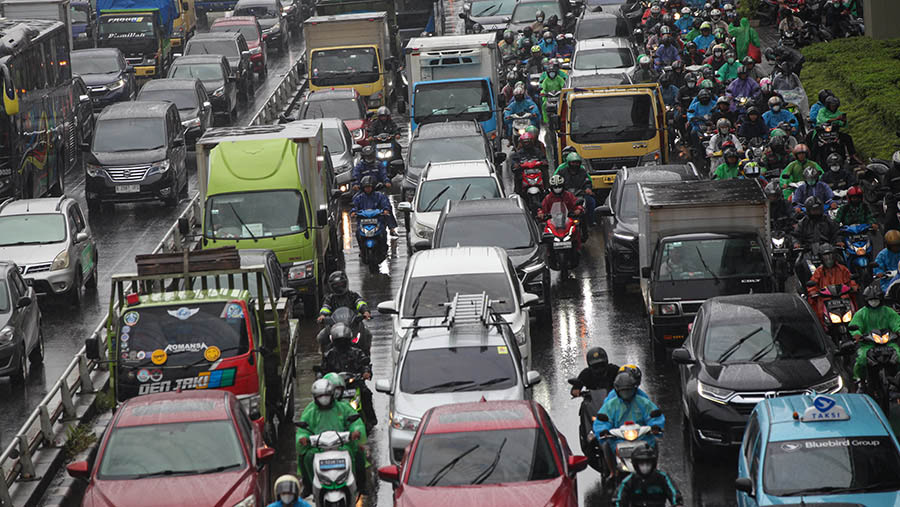 Kemacetan di Jakarta makin diperparah karena perilaku pengendara yang tidak patuh terhadap lalu lintas. (Bloomberg Technoz/ Andrean Kristianto)