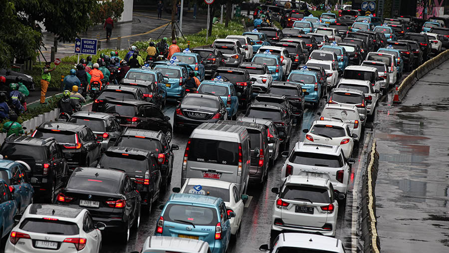 Sejumlah kendaraan mengatre akibat kemacetan di kawasan Jend. Sudirman, Selasa (21/2/2023). (Bloomberg Technoz/ Andrean Kristianto)