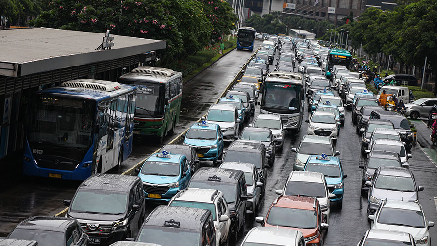 Sejumlah kendaraan mengatre akibat kemacetan di kawasan Jenderal Sudirman, Selasa (21/2/2023). (Bloomberg Technoz/ Andrean Kristianto)
